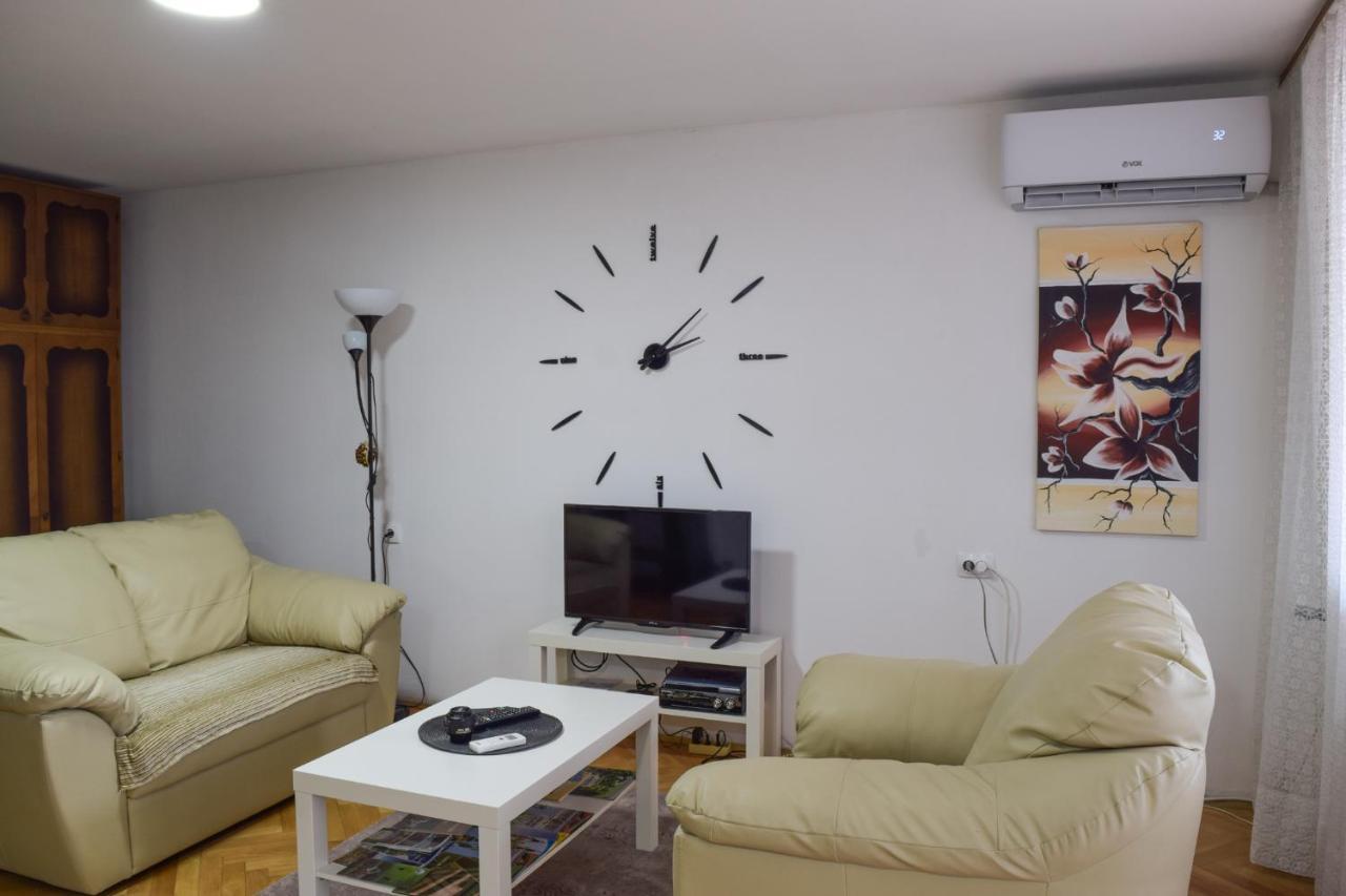 White House With Sauna And Jacuzzi Novi Sad Exterior photo